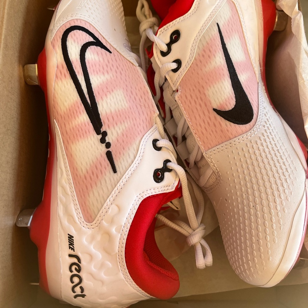 New in Box Woman’s Nike Hyperdiamond Metal softball cleats size 8